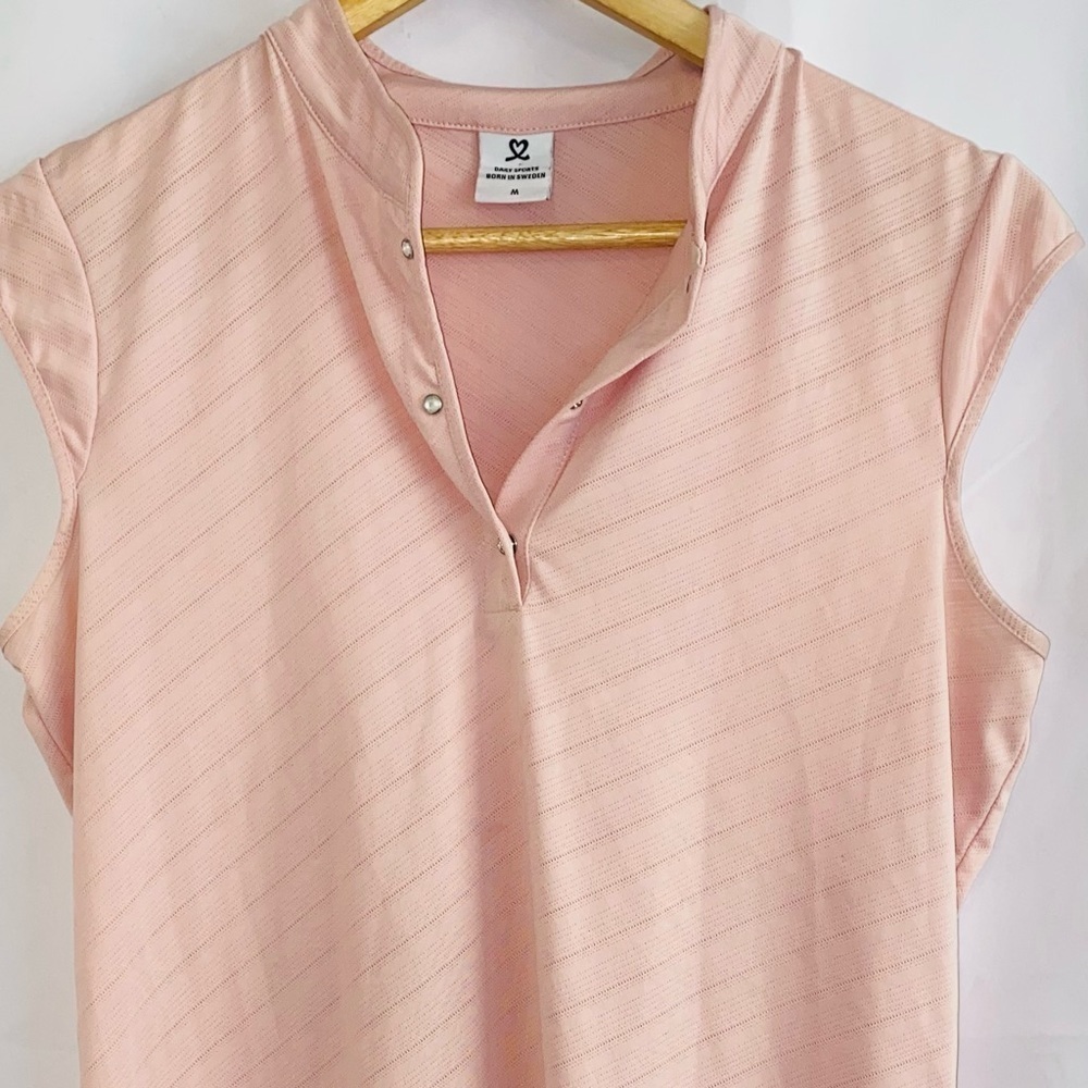 NWOT Daily Sports Born in Sweden Pink Mandarin Collar Athletic Golf Top Size M - Picture 3 of 6